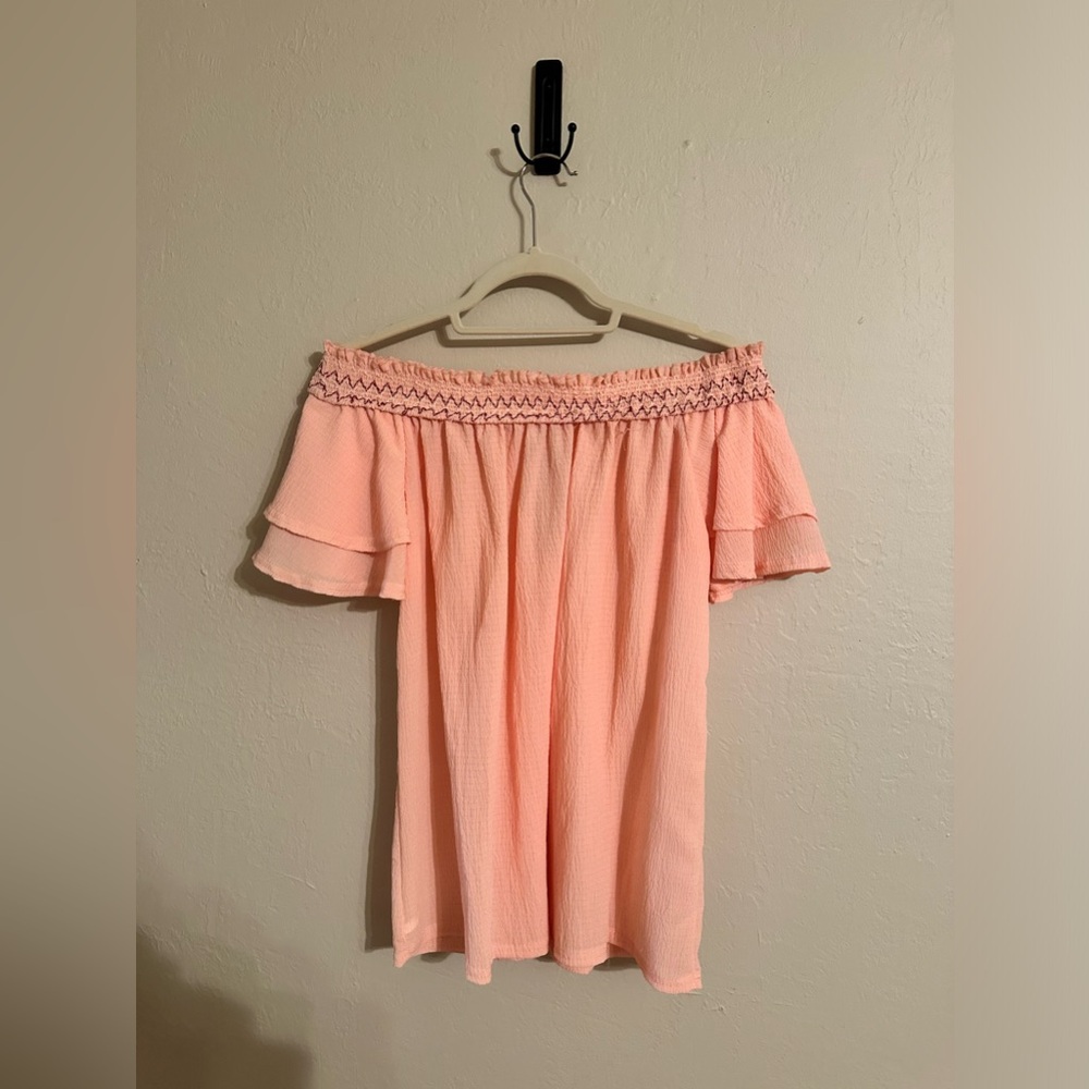 Pink woven stretch top. Keyhole back. Stretch woven pattern.
